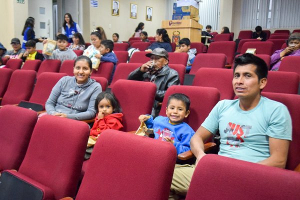 ECO CINE REUNIÓ A FAMILIAS DE POCOLLAY PARA PROMOVER EL CUIDADO DEL MEDIO AMBIENTE