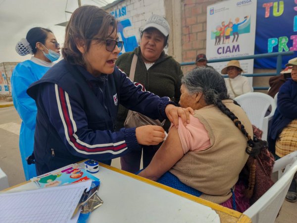 CAMPAÑA “TU SALUD ES PRIMERO” BENEFICIÓ A ADULTOS MAYORES DE TÚPAC AMARU – CONO NORTE